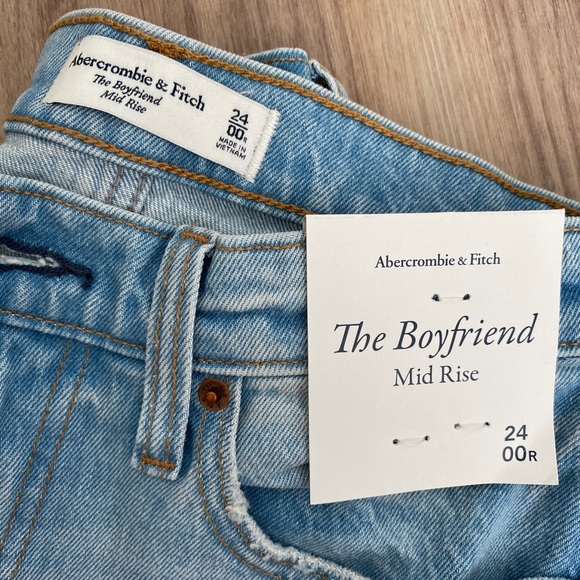 NWT Abercrombie Mid Rise Boyfriend Jeans (24/00R) - Light Ripped Wash - Picture 2 of 6